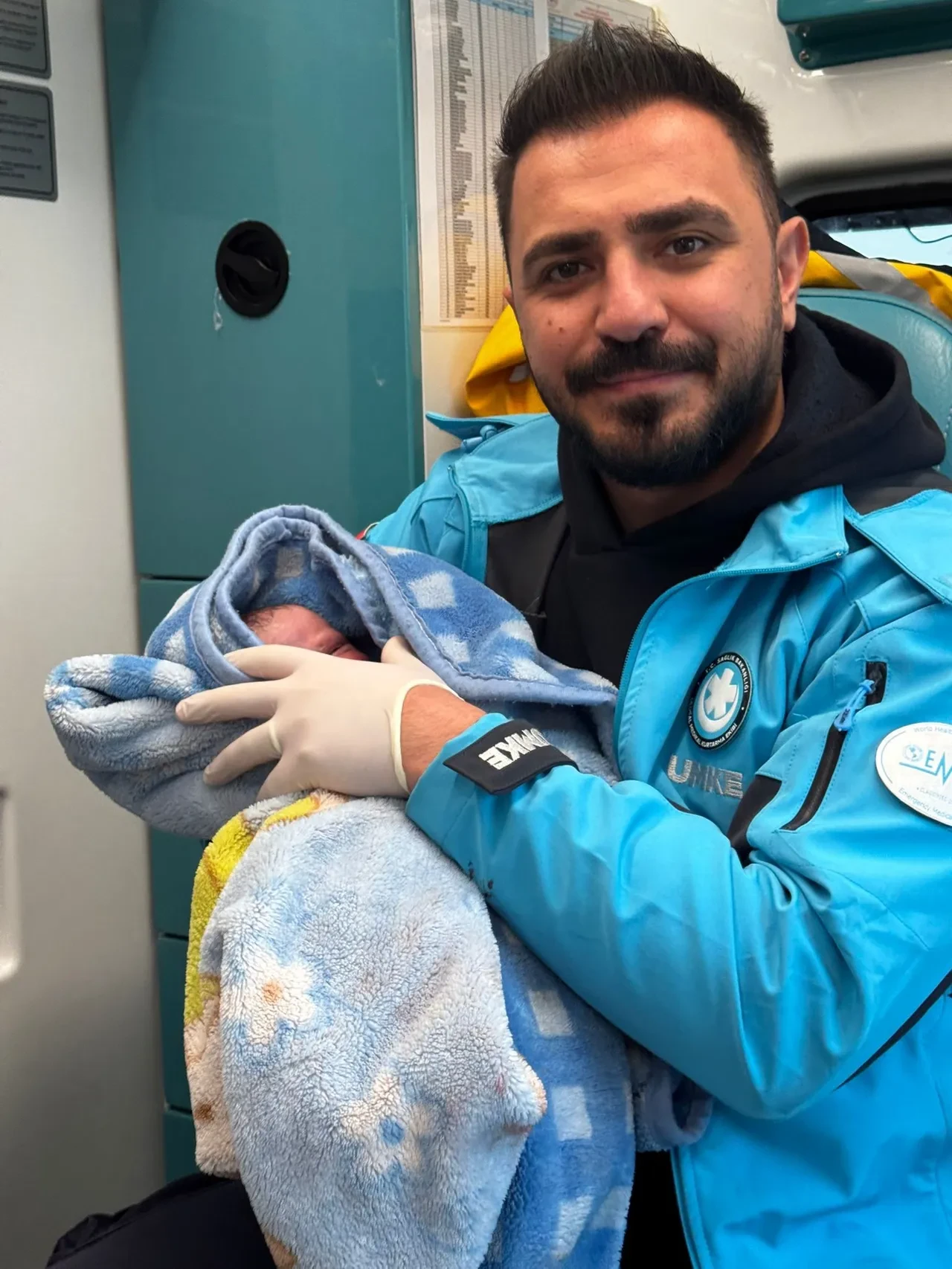 Ambulansta doğum yaptı, sağlık personeline söyledikleri duygulandırdı