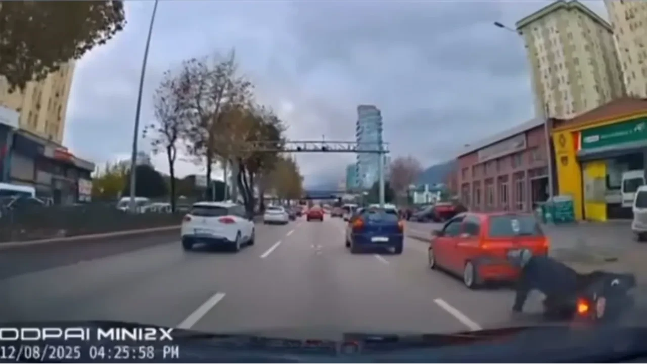 Ani fren kurbanı olacaktı! Motosikletlinin ölümden döndüğü anlar kamerada