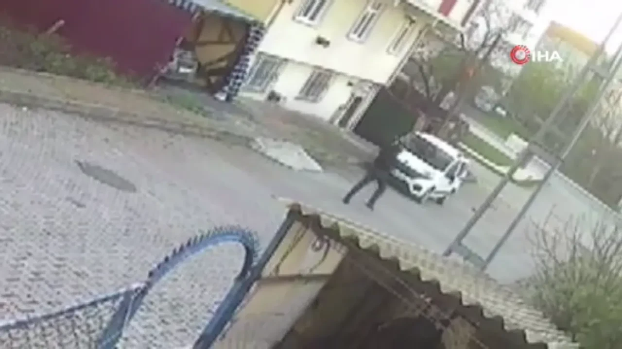Arnavutköy'de film sahnelerini aratmayan kovalamaca kamerada! Kaçan şüpheli "ayağına sıkarım" diye tehdit etti