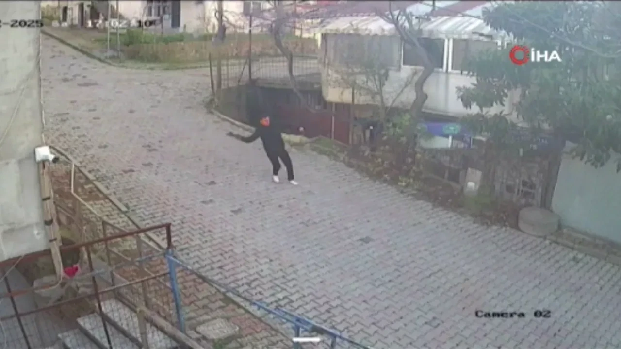 Arnavutköy'de film sahnelerini aratmayan kovalamaca kamerada! Kaçan şüpheli "ayağına sıkarım" diye tehdit etti