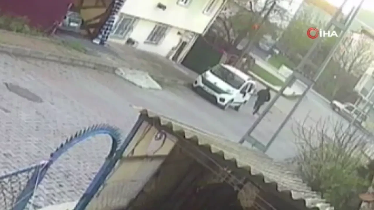 Arnavutköy'de film sahnelerini aratmayan kovalamaca kamerada! Kaçan şüpheli "ayağına sıkarım" diye tehdit etti