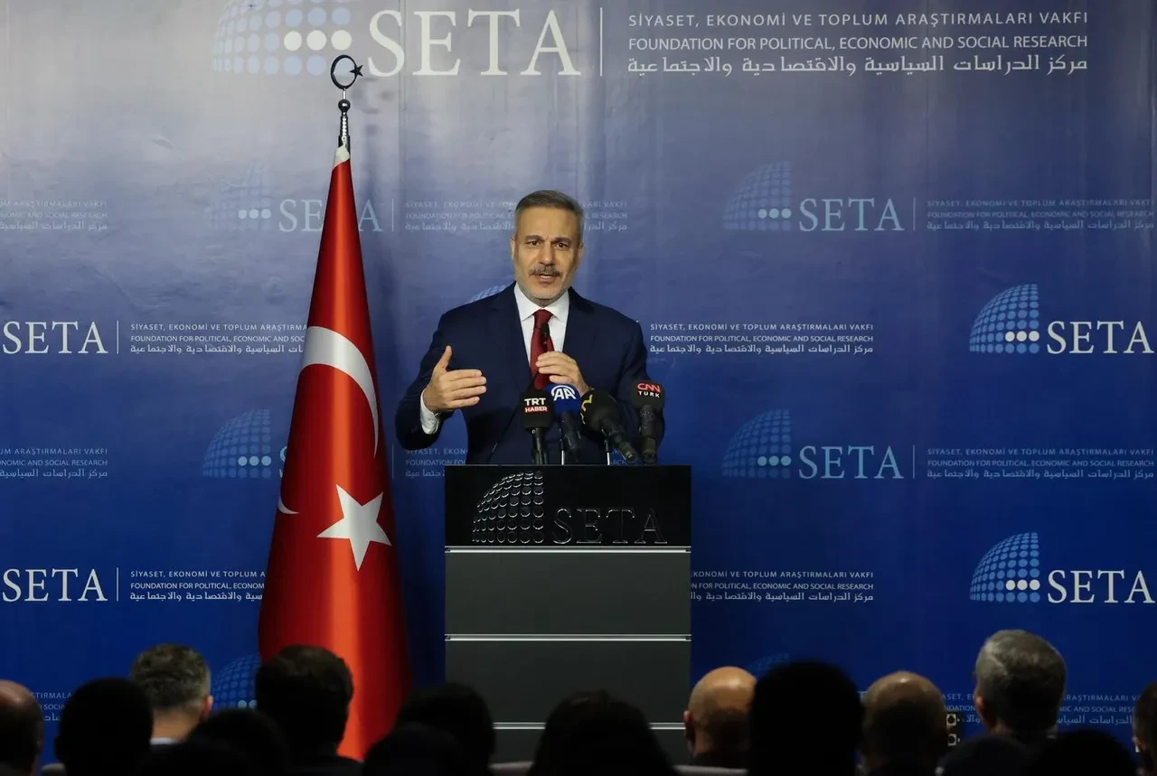 Bakan Fidan'dan YPG'ye net mesaj: "Silahlı unsurlar Suriye ordusuna bağlanmalı"