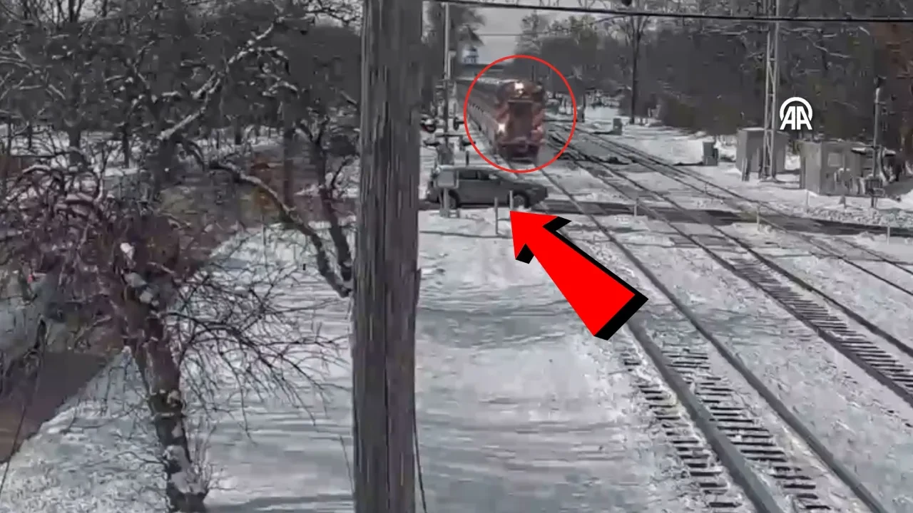 Banliyö treni, aracı adeta biçti! O anlar anbean kameralara yansıdı