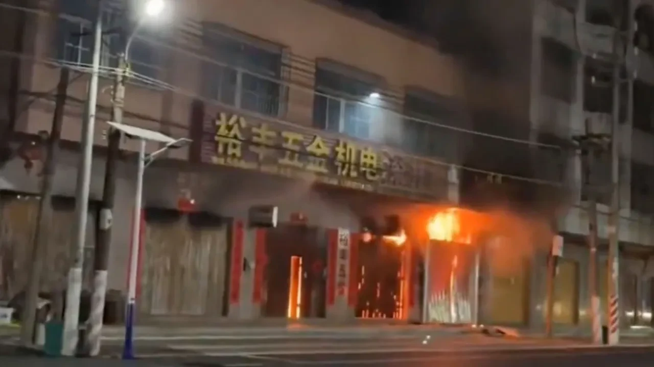 Çin'de 4 katlı bina alevlere teslim oldu! Çok sayıda ölü var