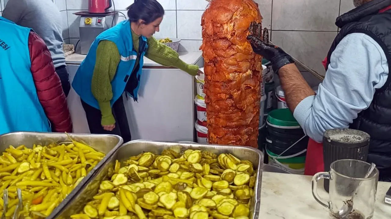 Diyarbakır'da tavuk döner operasyonu: Son kullanma tarihi geçmiş 426 kilo ürün imha edildi