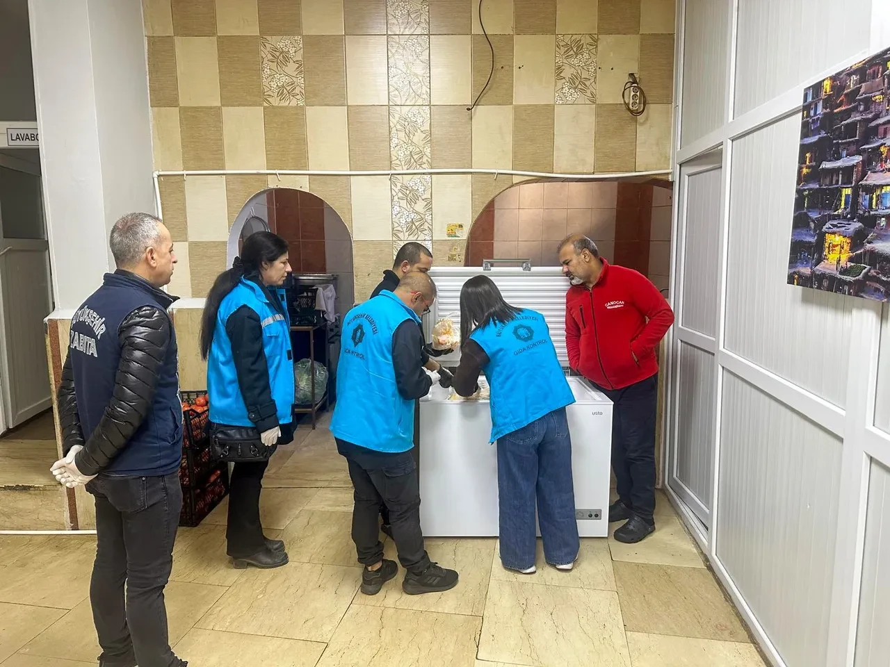 Diyarbakır'da tavuk döner operasyonu: Son kullanma tarihi geçmiş 426 kilo ürün imha edildi