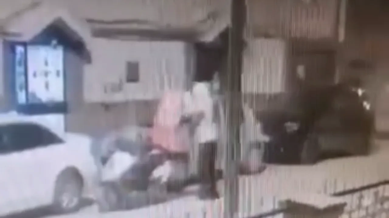 Kuryenin çantasındaki dürümü çaldı! 'Pes' dedirten hırsızlık kamerada