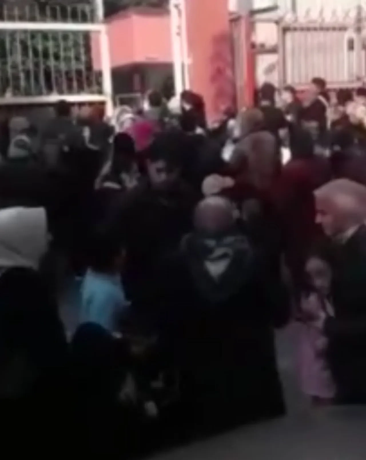 İstanbul'da bir okulda kırmızı alarm! Anında tahliye edildi: Olay yerine çok sayıda ekip yönlendirildi