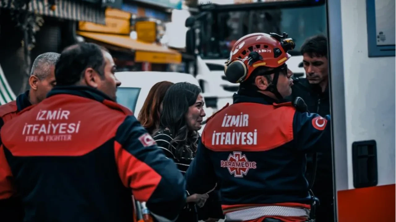 İzmir'deki İş hanında korku dolu anlar! 12 işçi alevlerin içinde mahsur kaldı