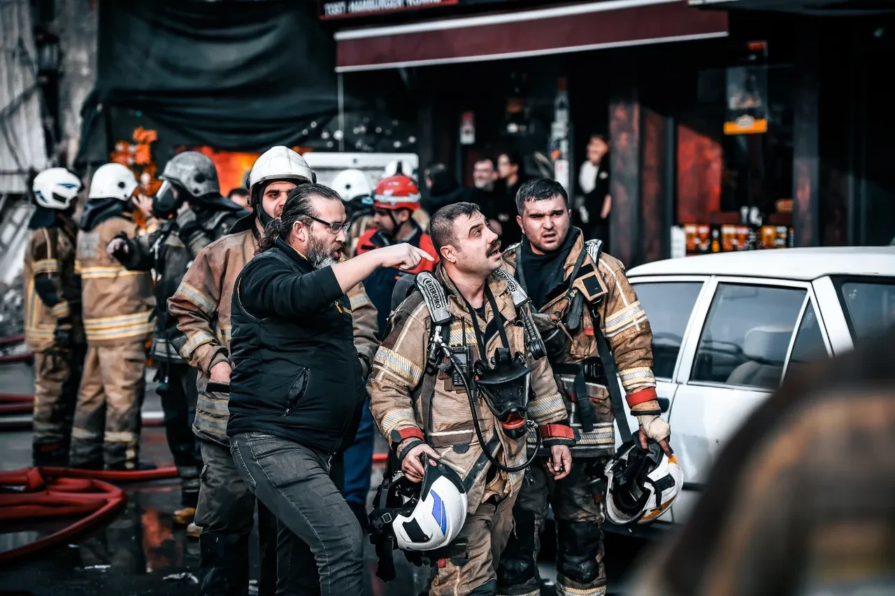İzmir'deki İş hanında korku dolu anlar! 12 işçi alevlerin içinde mahsur kaldı