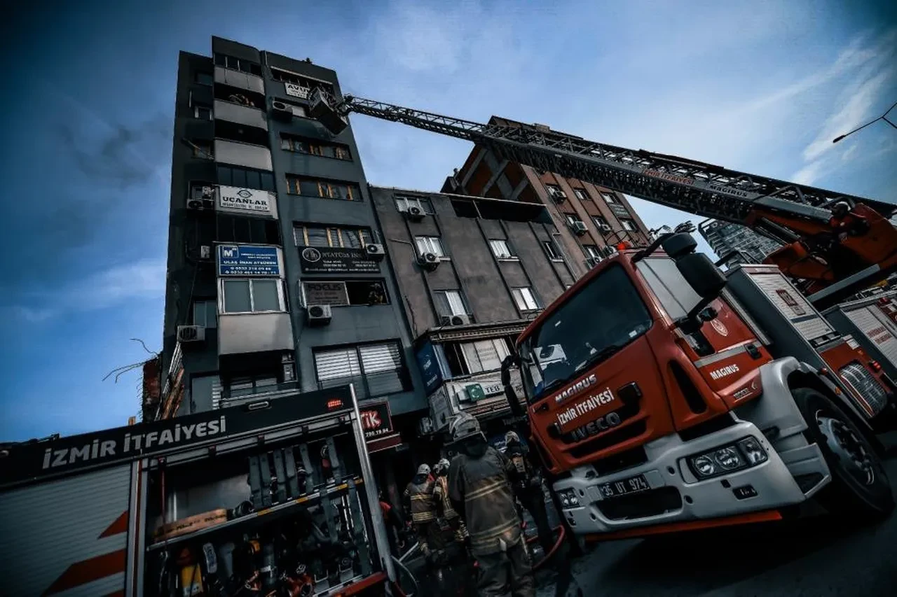 İzmir'deki İş hanında korku dolu anlar! 12 işçi alevlerin içinde mahsur kaldı