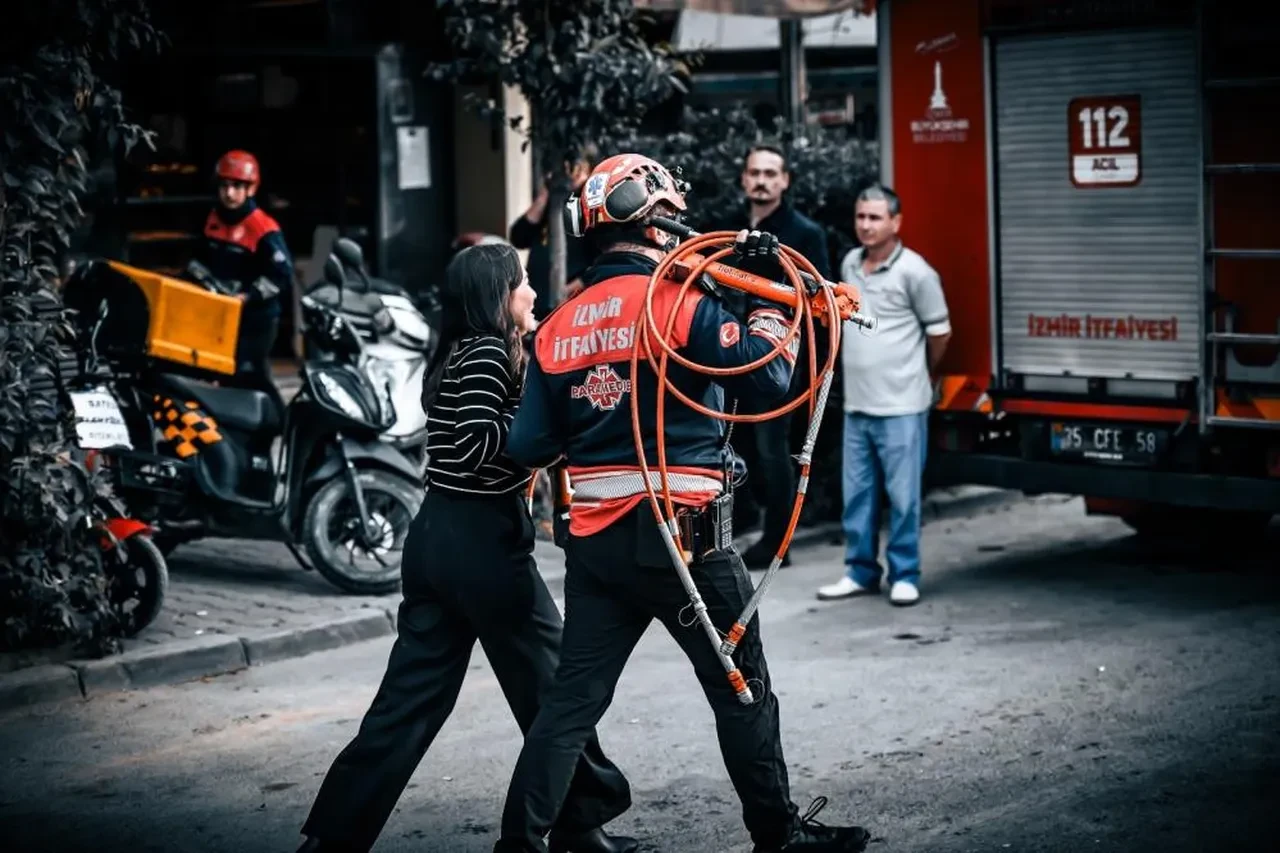 İzmir'deki İş hanında korku dolu anlar! 12 işçi alevlerin içinde mahsur kaldı