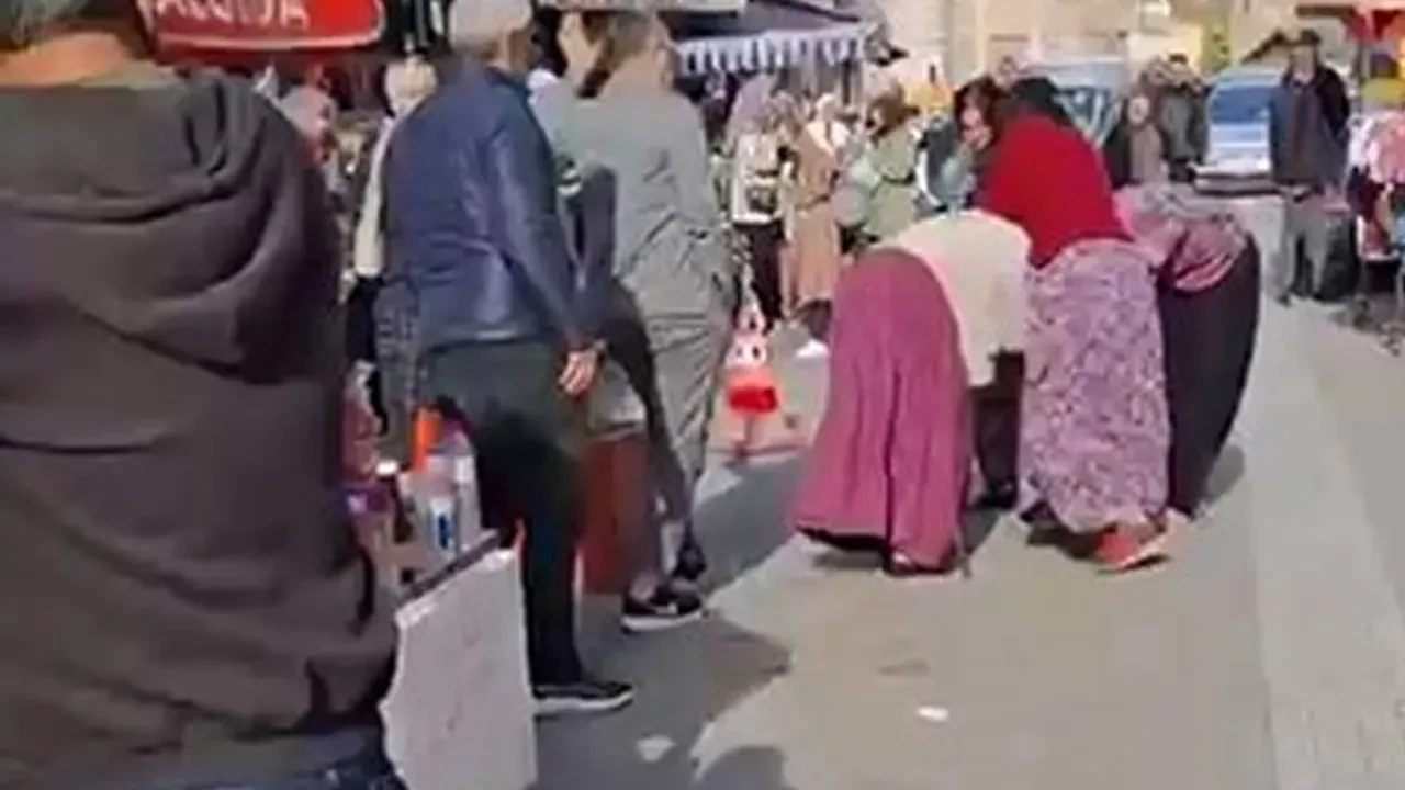 Kadınların saç saça baş başa kavgası kamerada