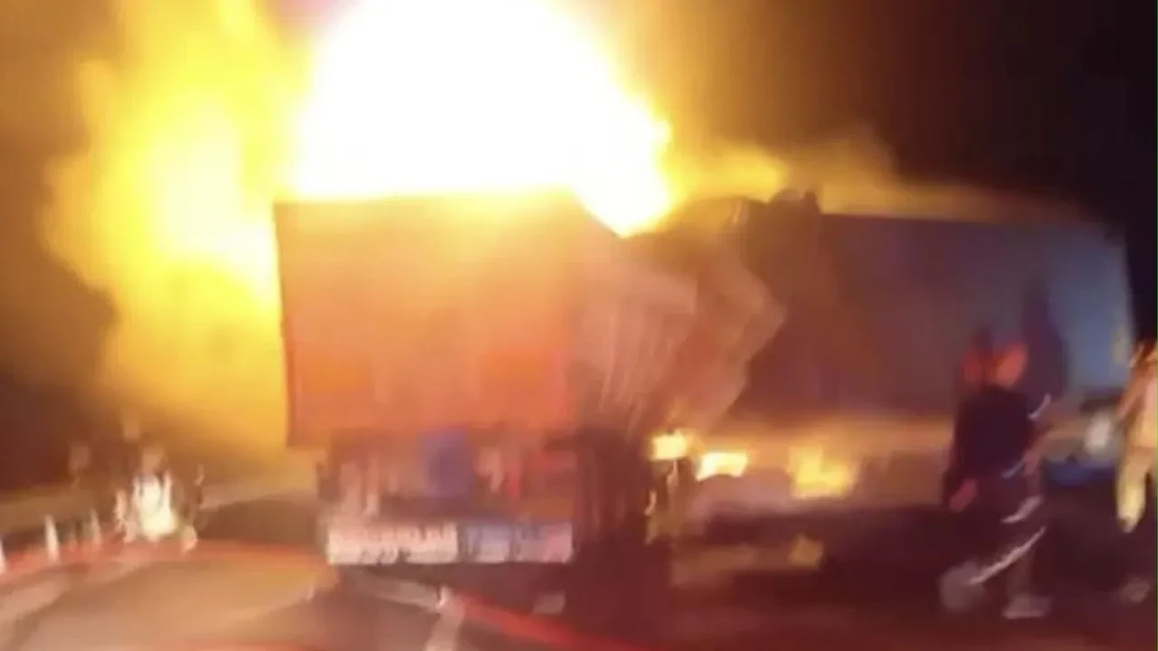 Kaza yapan tırlar alev topuna döndü