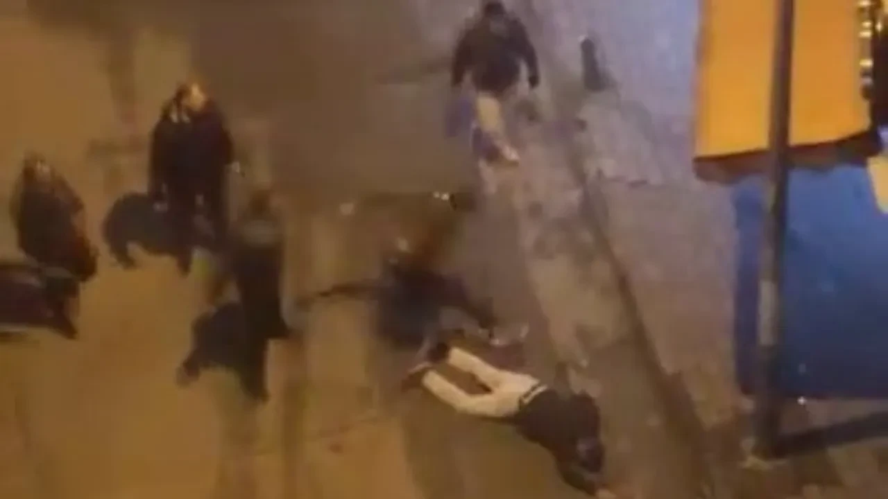 Yoldan geçen araca laf atınca meydan dayağı yedi