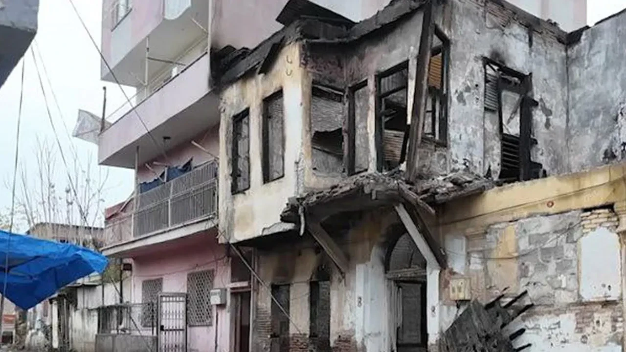 Mahallede deprem paniği! Binanın bir bölümü yıkıldı, büyük facia önlendi
