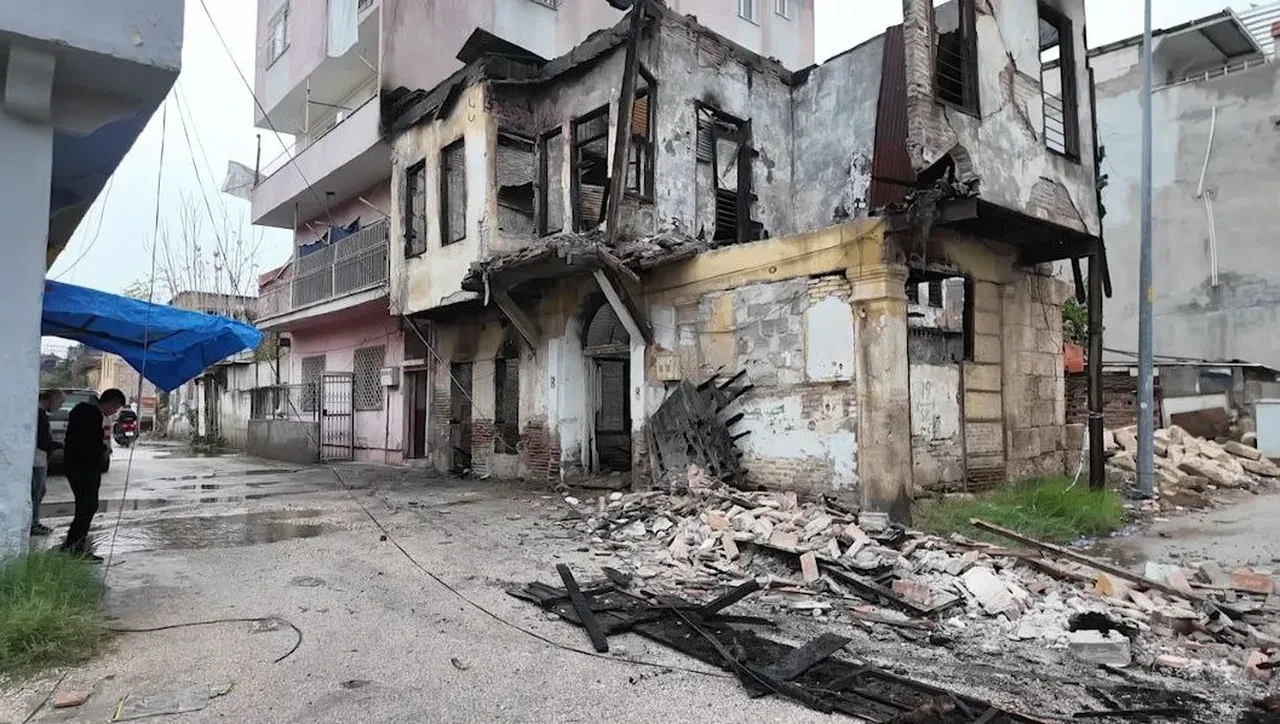 Mahallede deprem paniği! Binanın bir bölümü yıkıldı, büyük facia önlendi