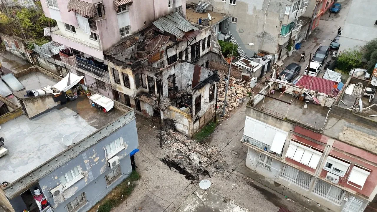 Mahallede deprem paniği! Binanın bir bölümü yıkıldı, büyük facia önlendi