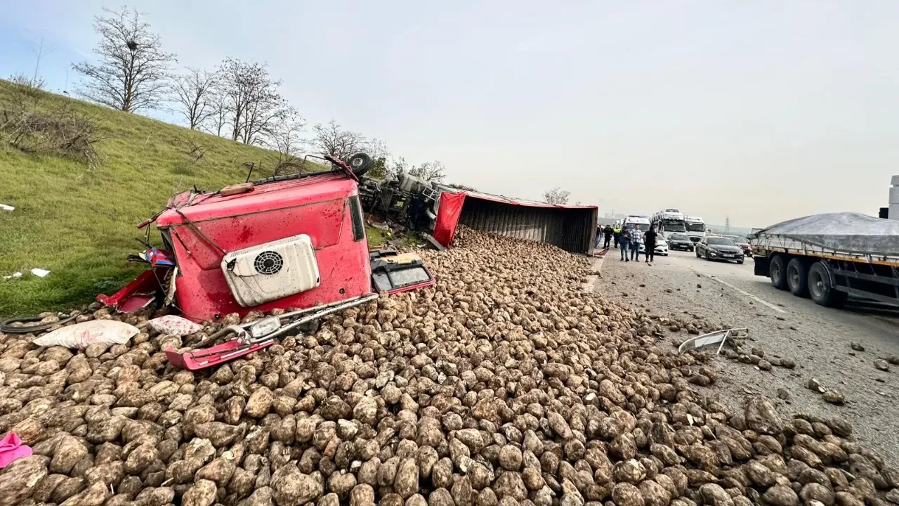Pancar yüklü tır önce araçlara çarptı sonra devrildi: 1'i ağır 5 yaralı