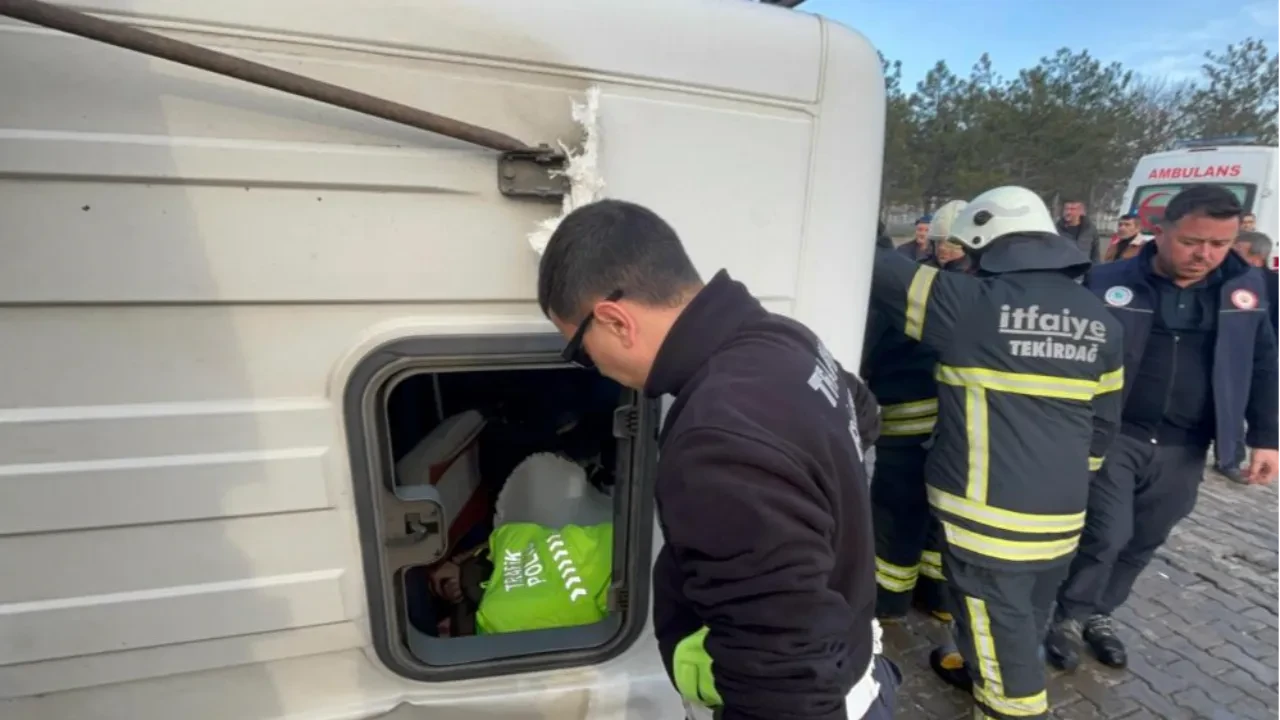 Polisten insanlık dersi! Korkunç kazada 1'i çocuk 5 kişi kurtarılmayı bekledi