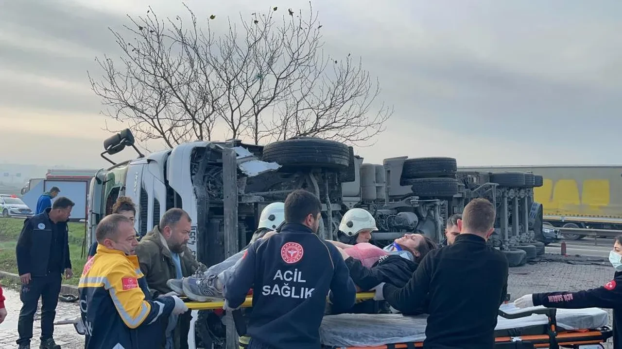 Polisten insanlık dersi! Korkunç kazada 1'i çocuk 5 kişi kurtarılmayı bekledi
