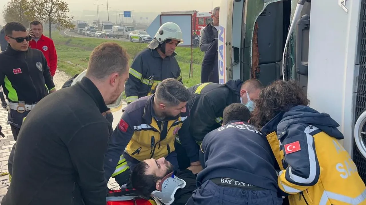 Polisten insanlık dersi! Korkunç kazada 1'i çocuk 5 kişi kurtarılmayı bekledi