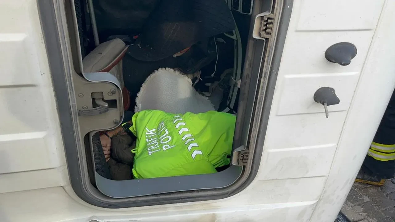 Polisten insanlık dersi! Korkunç kazada 1'i çocuk 5 kişi kurtarılmayı bekledi