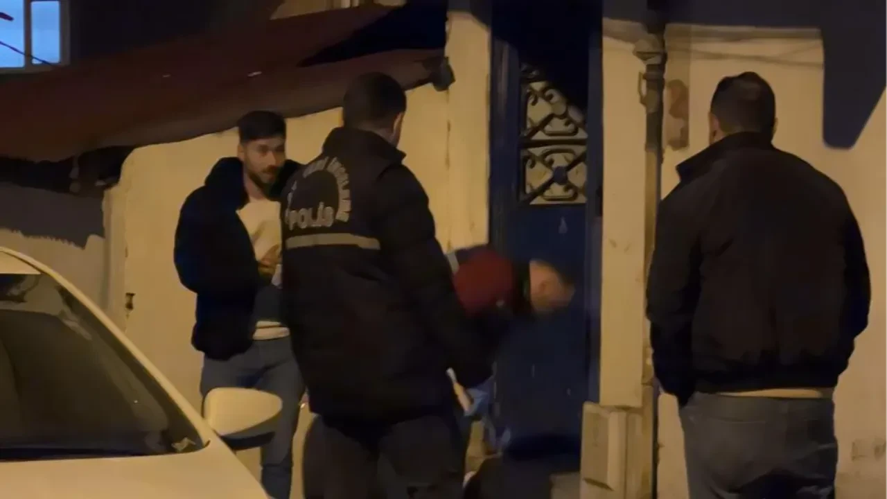 Silah zoruyla girdiler, anne ve kızına dehşeti yaşattılar! Ağızlarını bantlayıp...