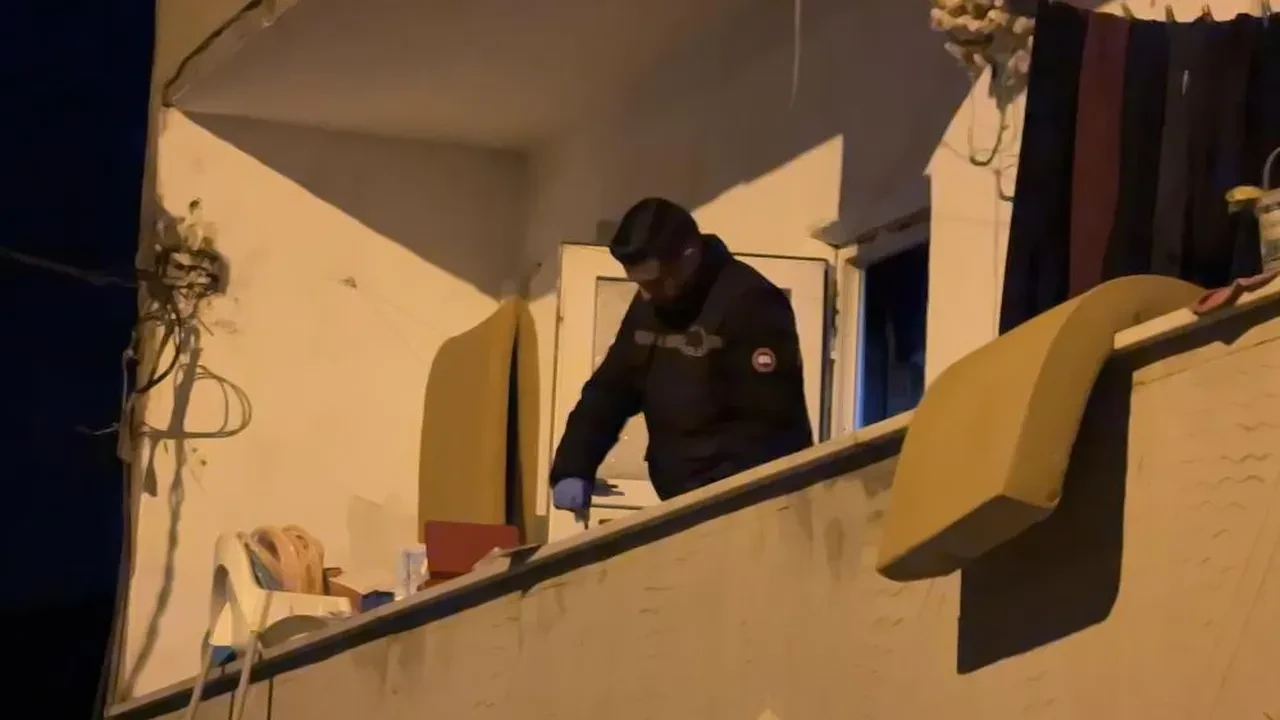 Silah zoruyla girdiler, anne ve kızına dehşeti yaşattılar! Ağızlarını bantlayıp...