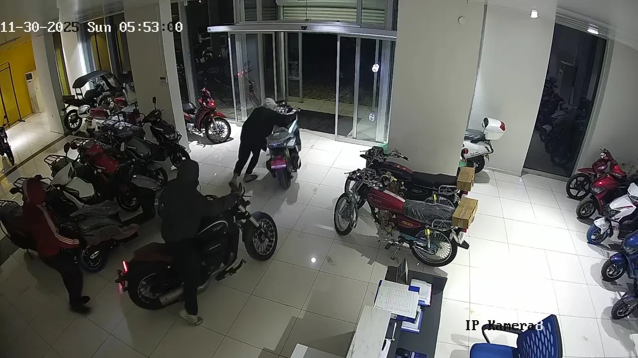 Sokaktan değil galeriden çaldılar! Her biri beğendiği motosikleti gözünü bile kırpmadan götürdü