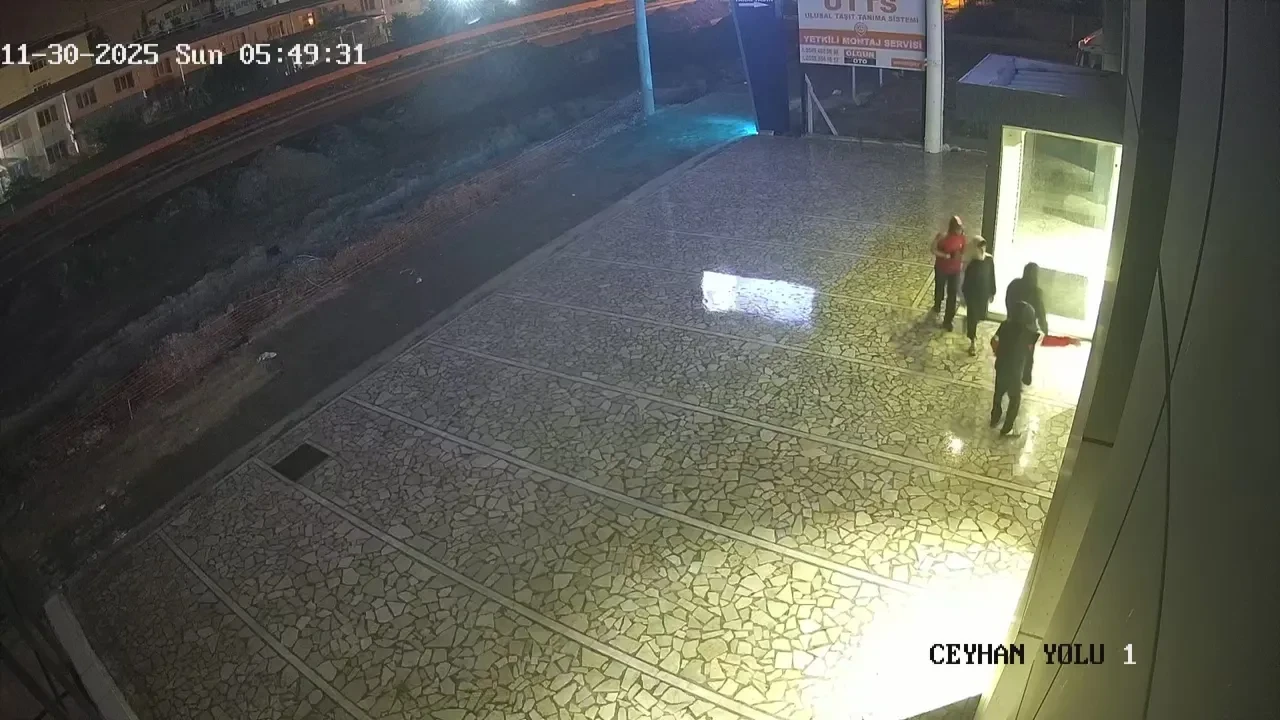 Sokaktan değil galeriden çaldılar! Her biri beğendiği motosikleti gözünü bile kırpmadan götürdü