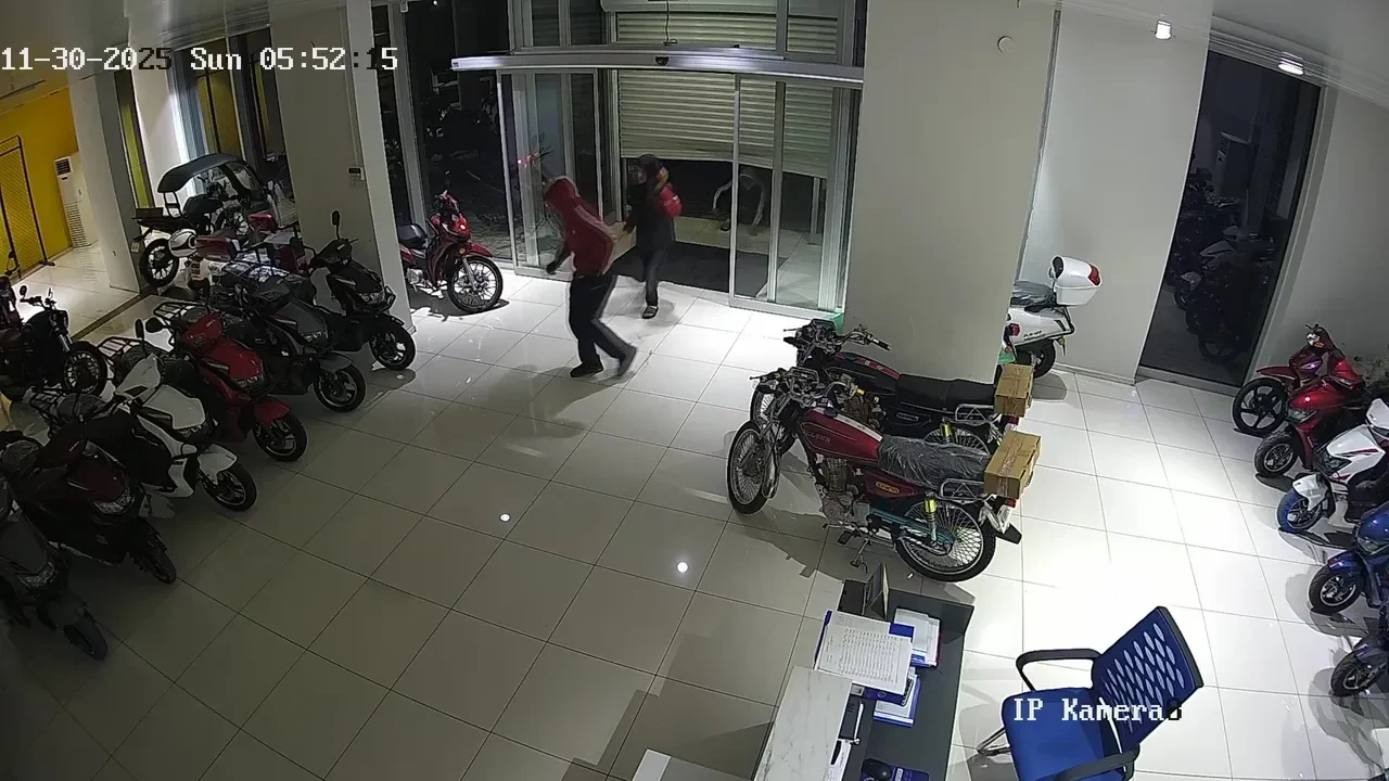 Sokaktan değil galeriden çaldılar! Her biri beğendiği motosikleti gözünü bile kırpmadan götürdü