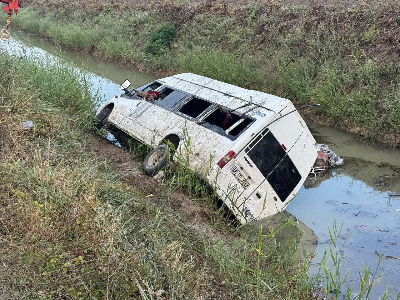 Tarım işçilerini taşıyan servis sulama kanalına uçtu: Çok sayıda yaralı var