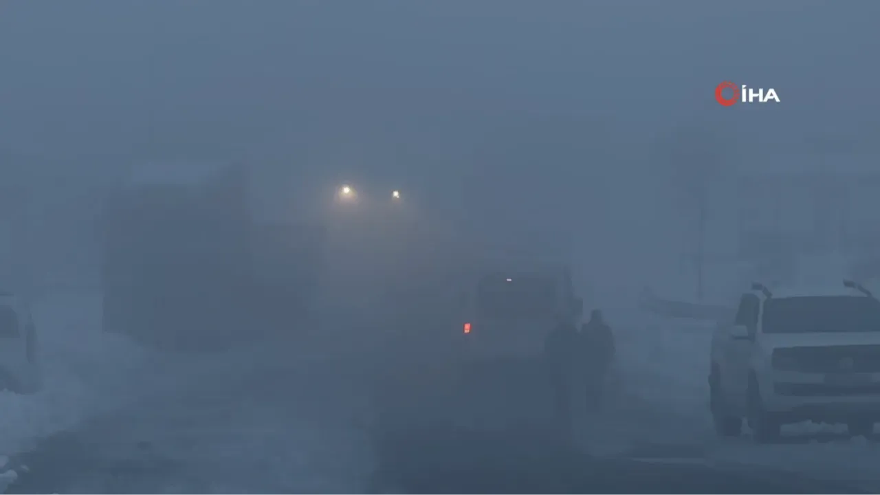 Yüksekova'da yoğun sis etkili oldu: Göz gözü görmüyor!