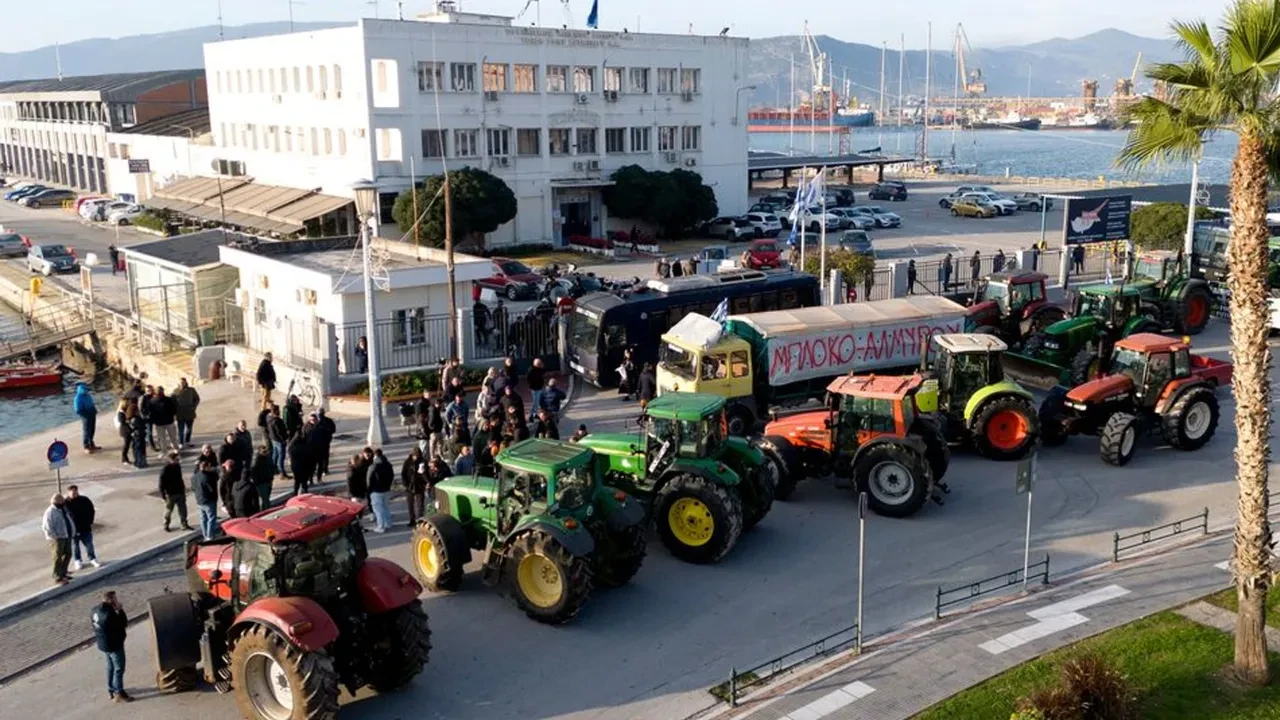Yunanistan'da çiftçiler'den liman baskını! Volos ulaşıma kapandı
