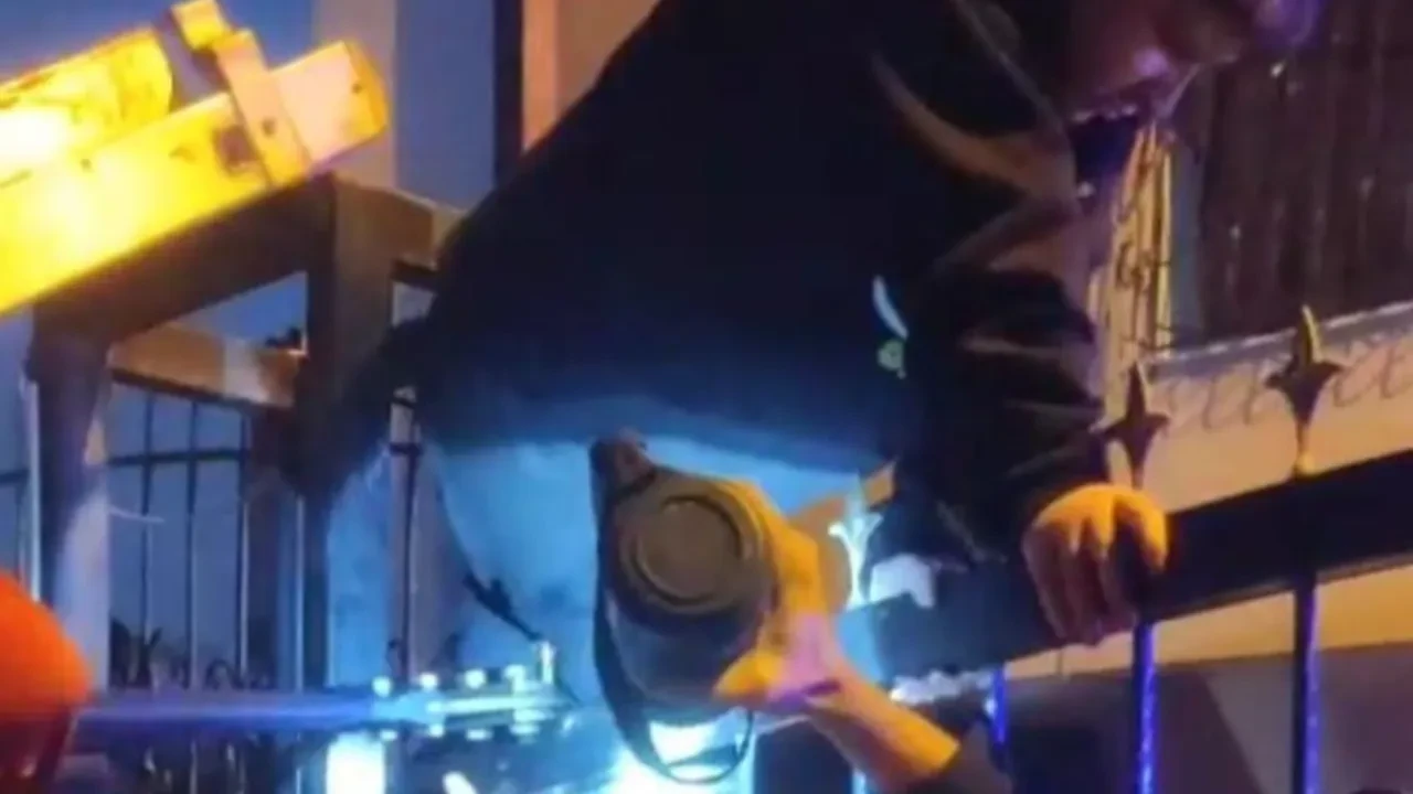 Bacağına demir korkuluk saplanan çocuk böyle kurtarıldı!