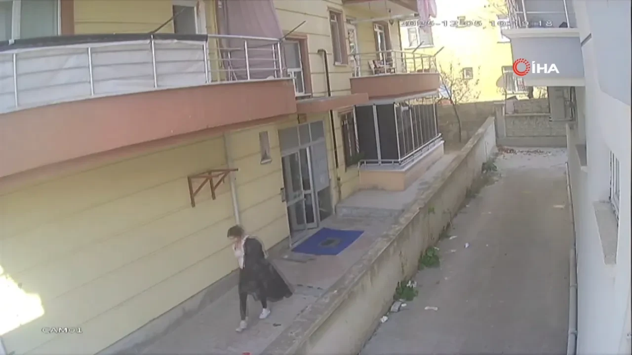 Böyle hırsızlık görülmedi! Kiracı rolüne girdiler, soyup gittiler!