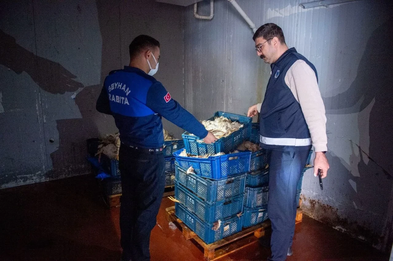 Depo kokunca ekipler harekete geçti! 25 kasa kokmuş tavuk bulundu
