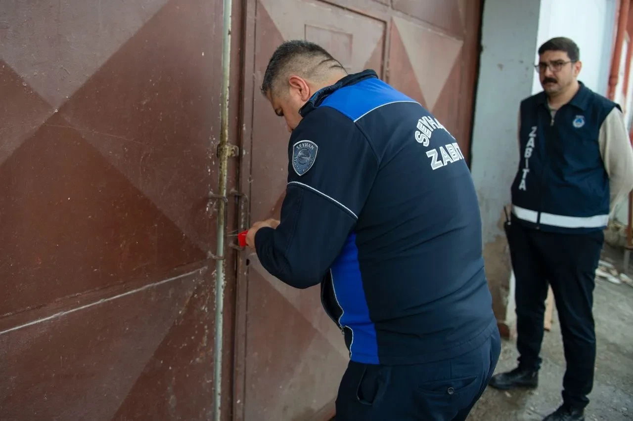 Depo kokunca ekipler harekete geçti! 25 kasa kokmuş tavuk bulundu