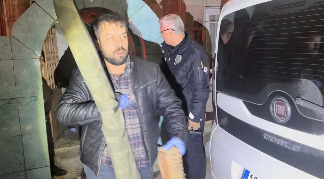 Eve yapılan baskında adeta cephanelik çıktı, polise saldırdılar