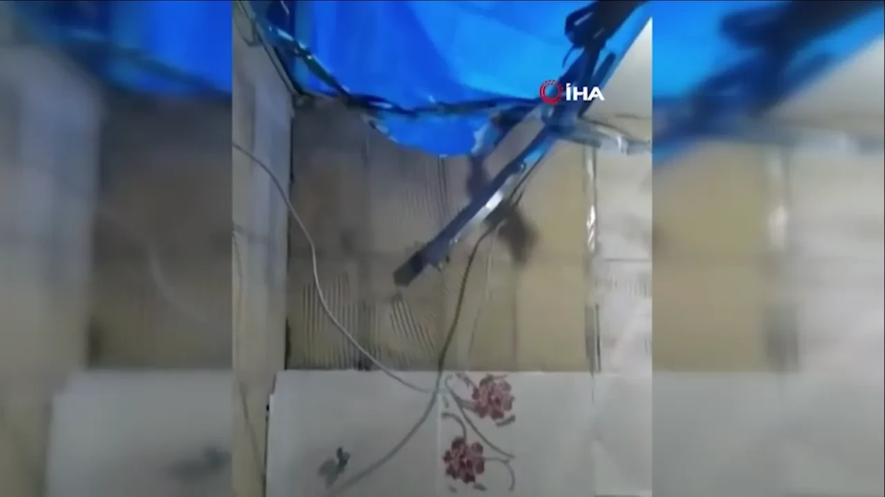 Felaketten dönüldü: Evin çatısını delen kaya parçası şok etti!