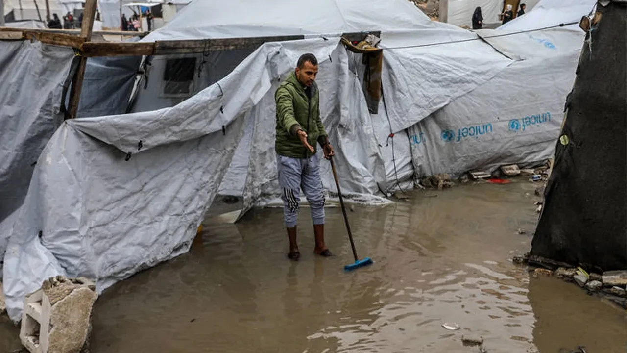 Gazze'de insanlık dramı büyüyor! Çadırı su altında kalan bebek soğuktan öldü