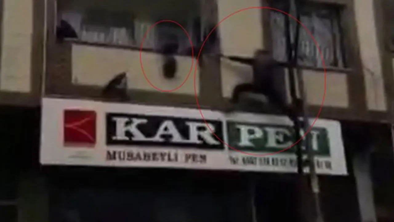 Hayat kurtaran tırmanış anı! Balkonda asılı kalan çocuk görenleri dehşete düşürdü!