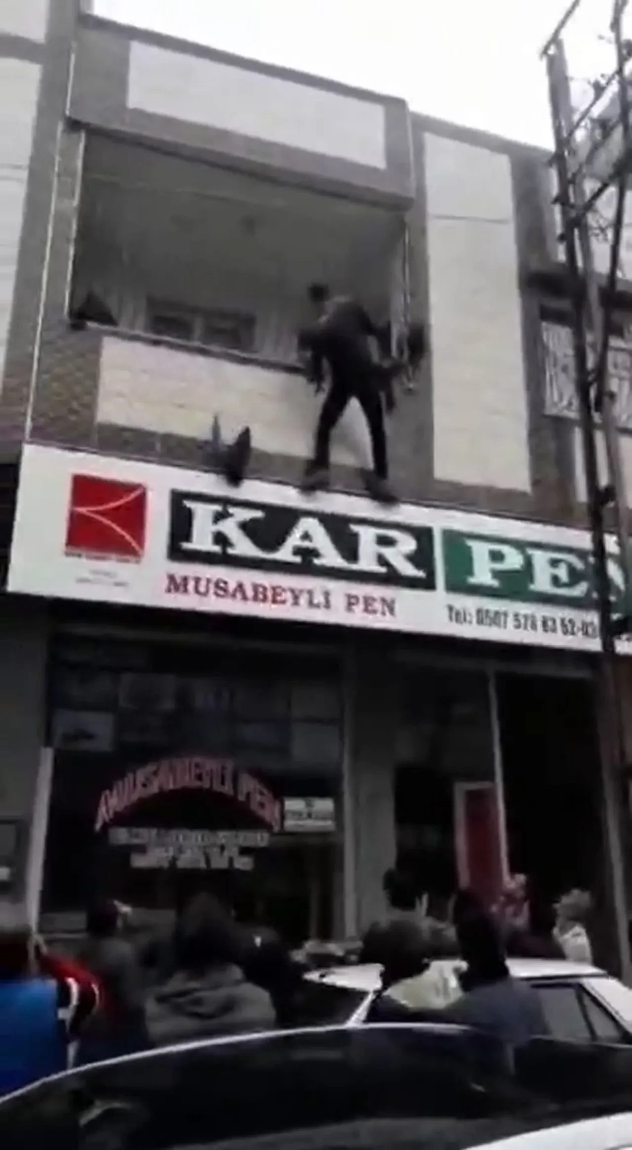 Hayat kurtaran tırmanış anı! Balkonda asılı kalan çocuk görenleri dehşete düşürdü!