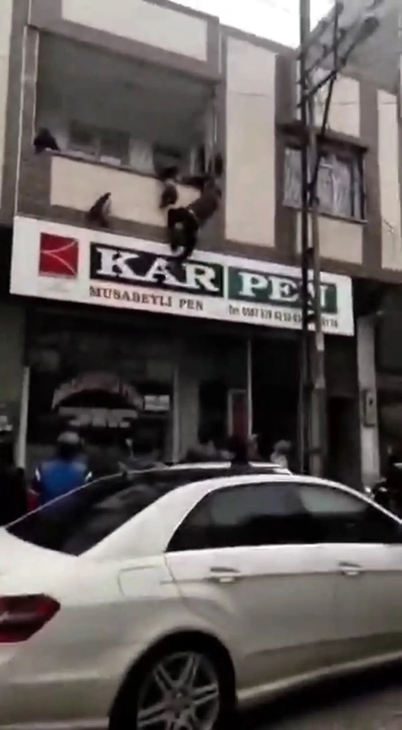 Hayat kurtaran tırmanış anı! Balkonda asılı kalan çocuk görenleri dehşete düşürdü!