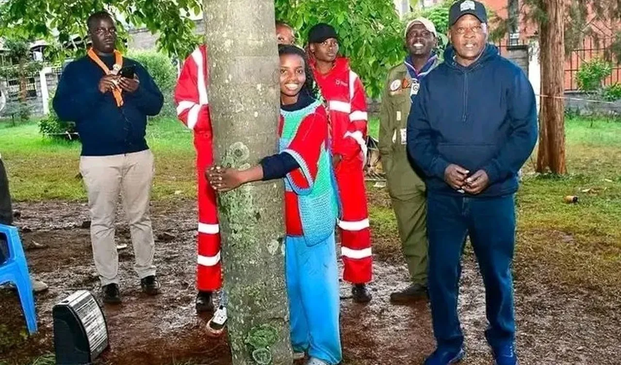 Kendi rekorunu da kırdı: 72 saat boyunca ağaca sarılı durdu