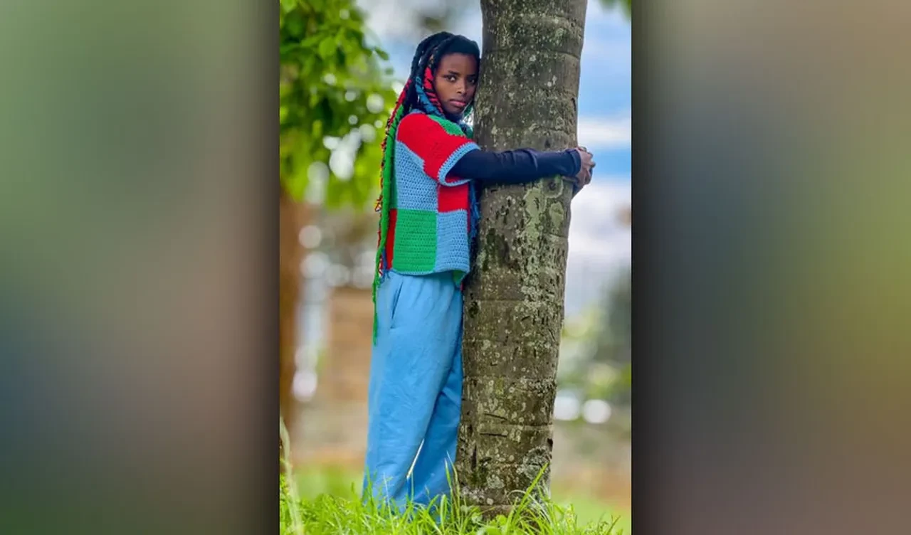 Kendi rekorunu da kırdı: 72 saat boyunca ağaca sarılı durdu