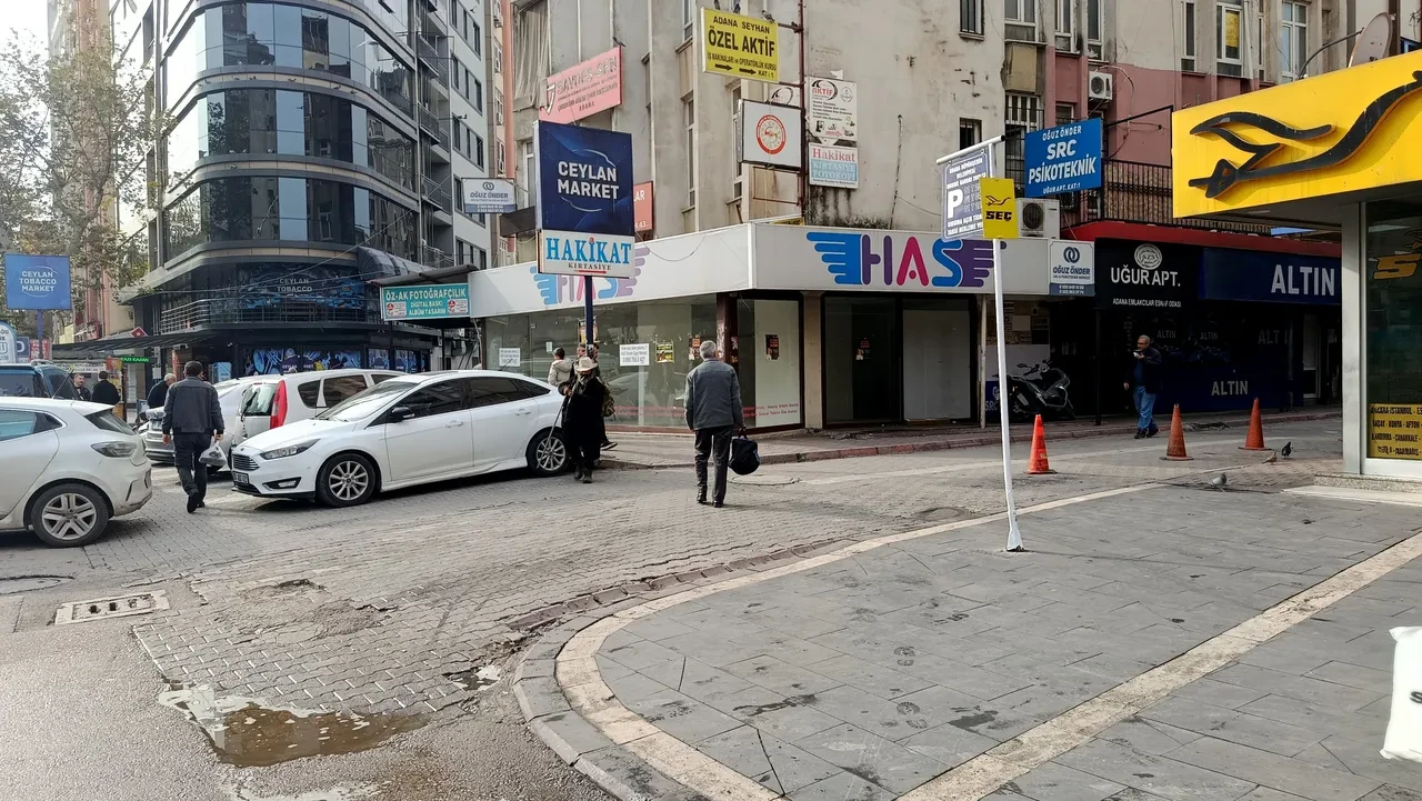 Mekanda vahşet: Ödeme yapmadı dışarı atıldı, geri dönüp şarkıcıyı öldürdü