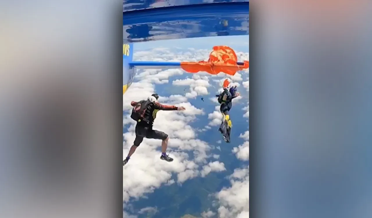 Paraşütçülerin havada kaos anları: Biri serbest düştü, biri uçağın kanadında asılı kaldı