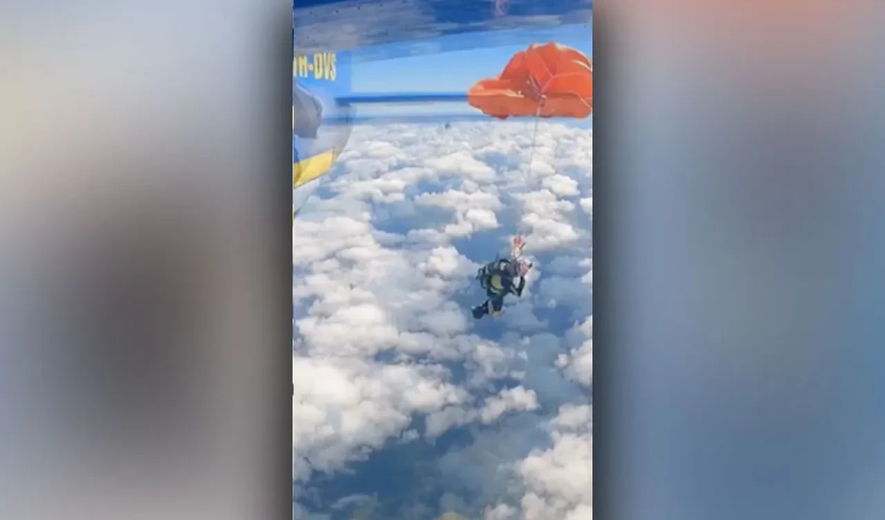 Paraşütçülerin havada kaos anları: Biri serbest düştü, biri uçağın kanadında asılı kaldı